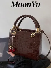 バッグ レディース ハンドルバッグ 大容量 トートバッグ レディース、チェリーのペンダント付き、肩掛け・斜め掛け 調節可能ストラップ、エレガントなコーヒー色