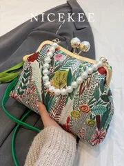 バッグ レディース ハンドルバッグ この洗練されたチャイニーズスタイルのイブニングクラッチは、対照的な花柄デザインが特徴で、シンプルなパールチェーンストラップと優雅な刺繍が組み合わされています。調整可能で取り外し可