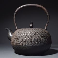 送料無料 伝統工芸士名人 薫山作 虫食い摘み・亀甲霰鉄瓶 時代物茶道具