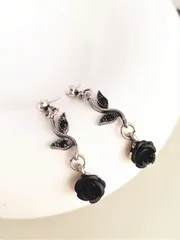 ジュエリー レディース イヤーアクセサリー  1組 ブラックローズの花と葉のスタッドピアス、女性の日常着や バレンタインデーに適しています