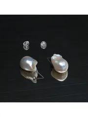 ジュエリー レディース イヤーアクセサリー 15-20mmの天然バロック淡水パール アシンメトリー ホワイト レインボーカラー & S925シルバー製ピアス 1ペア、結婚式やブライダルジュエリーの贈り物に最適