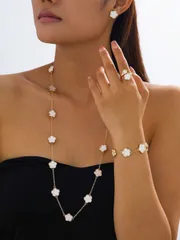 ジュエリー レディース ネックレス 1セット レディースジュエリー 優雅なラッキークローバーネックレス、ブレスレット、ピアス、リング、デイリーコーディネートに合わせやすい