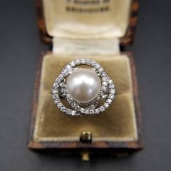 グルーデコ®カメリアリング♡スワロフスキー®使用 - メルカリ