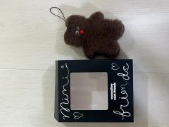 美品 miumiu ミュウミュウ イニシャルM レザー ピンバッジ ブローチ