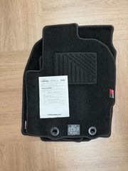 UDクオン純正マット、エンブレム。 - メルカリ
