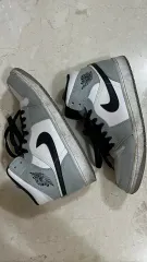 ジョーダン 1 ミッド ライト スモーク グレー