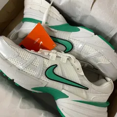 新品(235)ナイキ V2K RUN