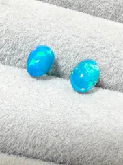 ブルーカラーオパール オーバルカボション 7×5mm ピアス サージカルステンレス K18メッキ エチオピア産 Mサイズ