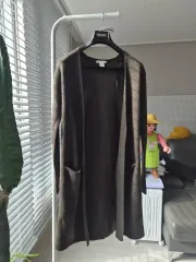 新品 H&M エイチ・アンド・エム カーキ ロング丈 カーディガン 季節の変わり目 xs 160/80A 映像 ビデオ