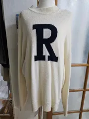 アイボリー R レタリング ニット セーター