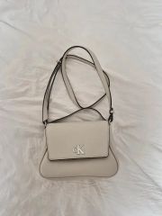 高品質 Calvin Klein Backpack ビーガンレザー ピンク - メルカリ