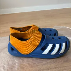adidas アディレッタ コンフォート クロッグ スリッパ 青/オレンジ 210