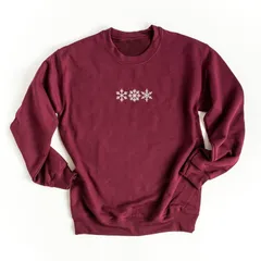 Simply Sage Market レディース トップス Tシャツ スウェット 刺繍 グラフィック Simply Sage Market Embroidered 3 Snowflakes Womens Graphic Sweatshirt Maroon マル