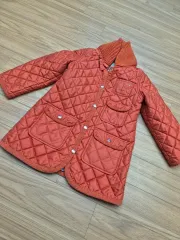 ダックス 子供用 キルティング ジャケットです。サイズは110で、カラーはオレンジ色です。
