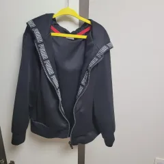 プーマキッズ ブラック ロゴ フード ジップアップ