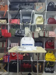 バレンシアガ 白 バッグ 正規品