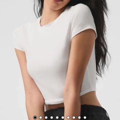 Alo Yoga クロップド丈 半袖Tシャツ ホワイト - メルカリ