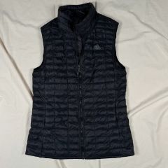 adidas ダウンベスト 黒/青 ストライプ アディダス - メルカリ