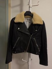 eureka_様 Acne Studios クロップドダウンジャケット 青 - メルカリ