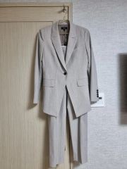 新品☆24AW 23区 ウールライクカルゼ ノーカラーパンツスーツ ブラウン