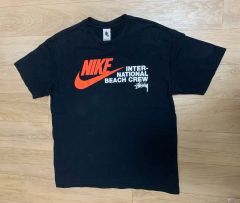 グク着用】stussy NIKE ナイキ 半袖Tシャツ 刺繍ロゴ 背面プリント