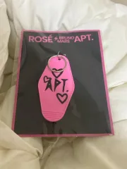 新品) BLACKPINK ロゼ APT ポップアップ キーホルダー + トレカ