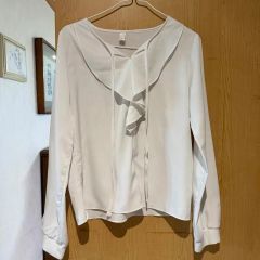サラサラ襟付きブラウス yori - メルカリ