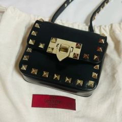 ヴァレンティノ（VALENTINO）ロックスタッズトート定価145200円 - メルカリ