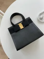 フェラガモ ヴァラリボン トートバッグ
