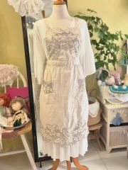 ヒスクローネエプロン♪ピンク♪リボン♪レース♪花モチーフ - メルカリ