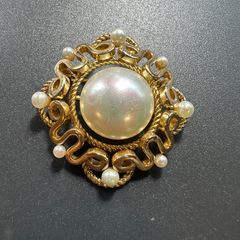 Christian Dior ブローチ ゴールドカラー パール調　80-90s Christian Dior ブローチ ゴールドカラー パール調 80-90s - メルカリ