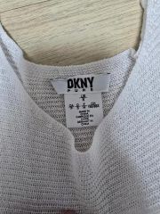 DKNY シアー素材 ストレッチ性のありノースリーブトップス クリーム色 