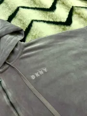 L DKNY ツアーベルベット オーバーサイズ クロップド WHO ジップアップ / ライトパープルのサムネイル
