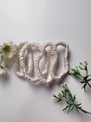 4本セット　シルク　100%   検査済み　シュシュ　ヘアゴム　　ホワイト　白　セレモニー　結婚式　ウェディング　発表会