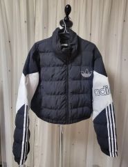 Jennie着用 adidas originals ダウン - メルカリ