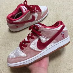 250 NIKE ストレンジラブ SB ダンク ロー ピンク