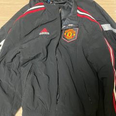 アディダスManchester United ジャージ 黒 赤3本ライン AON - メルカリ