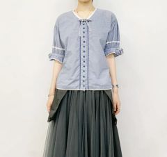 新品ホコモモラ 飾りボタンが可愛い涼ブラウス - メルカリ