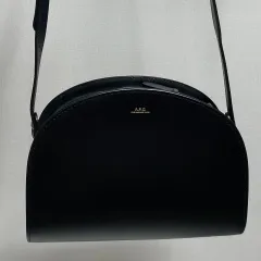 A.P.C. ハーフムーンバッグ カーフスキン ブラック (タグ＆ダストバッグ O)