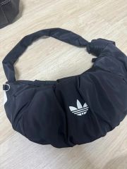 adidas オリジナルラージラッフルバッグ フリル クシュクシュ 黒 新作