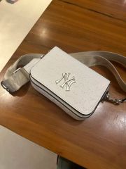 MLB NY クロスバッグ ホワイト 韓国ファッション 美品 - メルカリ