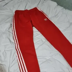 S adidas レッド ジョガーパンツ