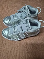 235 NIKE エアモアアップテンポ スニーカー 0760