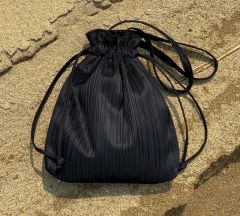 ISSEYMIYAKE PLEATSPLEASE黒 プリーツ ナップサック - メルカリ