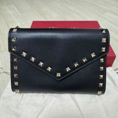 PRADA スタッズ チェーンショルダーバッグ ブラック レッド - メルカリ