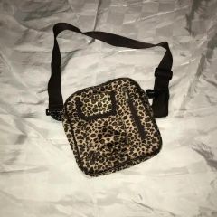 Supreme 20aw NECK POUCH LEOPARD ポーチ - メルカリ