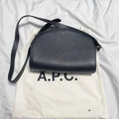 値下げ可】A.P.C. ハーフムーンバッグ ブラック +保存袋つき - メルカリ