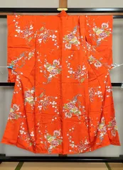 192B【アンティーク着物】小紋 朱色 四季の花々 牡丹 梅 菊 綸子 正絹？？ リメイク素材にも