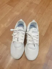 ニューバランススニーカーのサムネイル