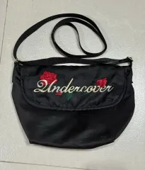 UNDERCOVER アンダーカバー 刺繍 バラ ローズ 筆記体 ロゴ ショルダーバッグ バッグのサムネイル